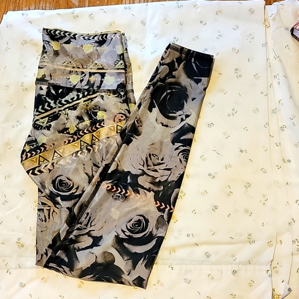 Teki Size Small Leggings